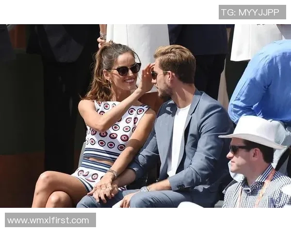 与足球球星合照的女性性格解析展现独特魅力与自信态度