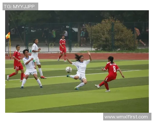 以足球运球球星为核心展现速度激情与技巧完美结合的赛场瞬间