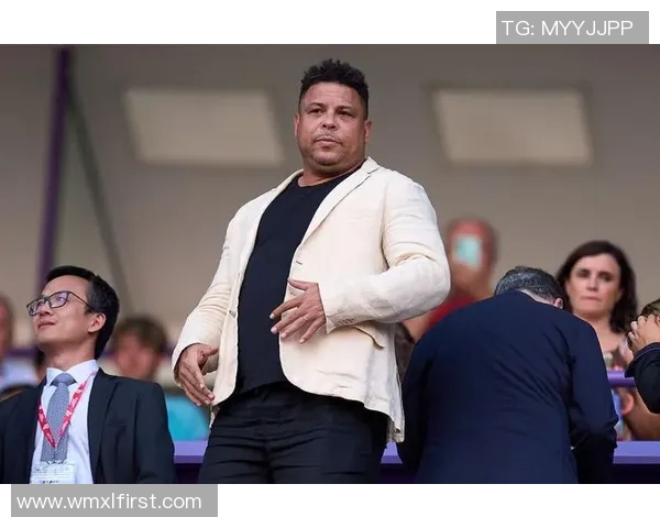 足球场上的时尚巨星：从球场到T台的风采与魅力